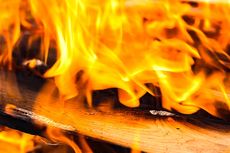 Gubuk Terbakar, Anak Tewas Terpanggang karena Tak Kunjung Bangun, Ibu Selamat Lompat ke Kolam 