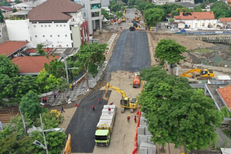 Jalan Raya Gubeng, Surabaya, yang ambles kini sudah tersambung dan sedang dalam proses finalisasi pengaspalan, Rabu (26/12/2018). Rencananya, dua lajur sisi timur akan dibuka untuk dilakukan uji coba.