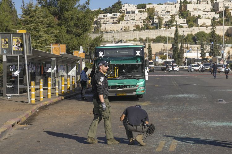 Polisi Israel memeriksa lokasi ledakan di halte bus di Yerusalem, Rabu, 23 November 2022.