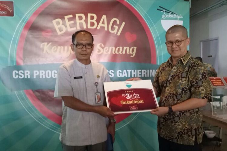 William Henley selaku CEO dan direktur PT IndoSterling menyerahkan donasi sebesar Rp 3 juta ke Panti Sosial Bina Grahita Belaian Kasih di acara konferensi pers Bakmitopia di Kebon Jeruk, Jakarta Utara, Kamis (12/10/2017)