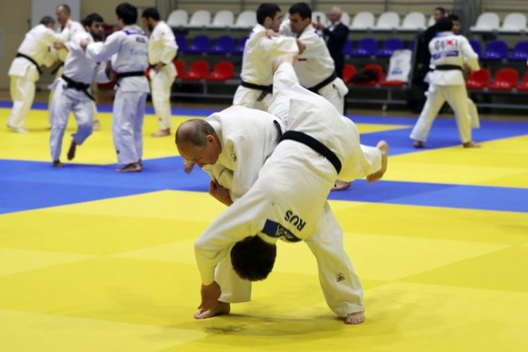 Presiden Rusia Vladimir Putin mengambil bagian dalam sesi pelatihan dengan anggota tim judo nasional Rusia di Sochi pada Kamis (14/2/2019). (AFP/SPUTNIK/MIKHAIL KLIMENTYEV)