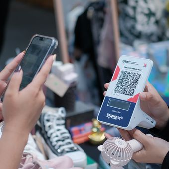 Untuk menciptakan pengalaman transaksi yang nyaman dan tertib, seluruh pembayaran di Purpose Market dilakukan menggunakan QRIS Soundbox, perangkat dengan notifikasi suara real-time untuk setiap transaksi QRIS berhasil. 