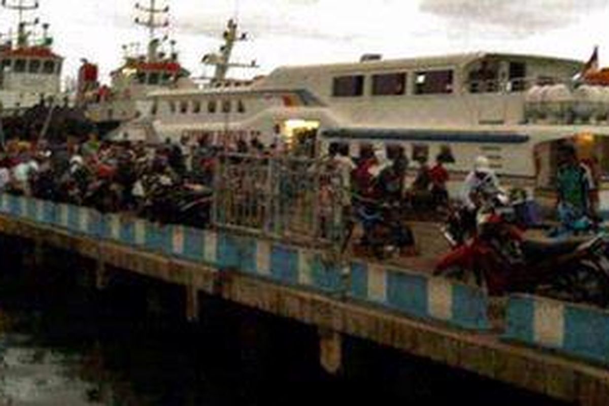 Sebulan lebih tidak ada angkutan kapal menuju kepulauan di Sumenep, ratusan warga berebut tiket kapal. Harga tiket naik dua kali lipat.