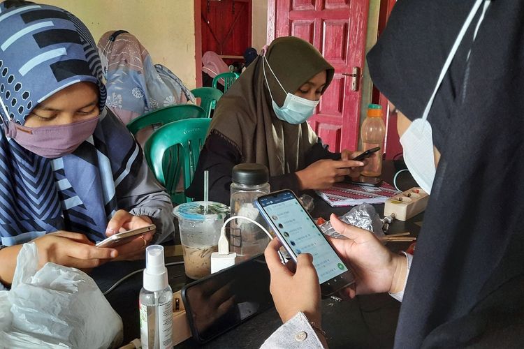 Karyawan Kampung Marketer yang telah bertransformasi menjadi Komerce tengah melalukan aktivitas harian menjadi customer service (CS) online dari Desa Tunjungmuli, Kecamatan Karangmoncol, Kabupaten Purbalingga, Jawa Tengah, Rabu (18/8/2021).