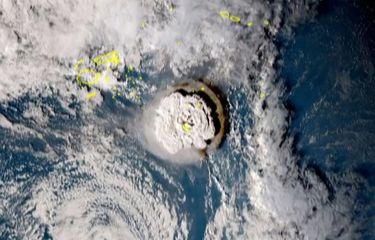 Cuplikan yang diambil dari rekaman satelit Himawari-8 Jepang dan dirilis oleh Institut Nasional Informasi dan Komunikasi (Jepang) pada 15 Januari 2022 menunjukkan letusan gunung berapi yang memicu tsunami di Tonga. - Letusannya begitu kuat hingga terdengar sebagai suara guntur yang keras di Fiji lebih dari 800 kilometer (500 mil) jauhnya.