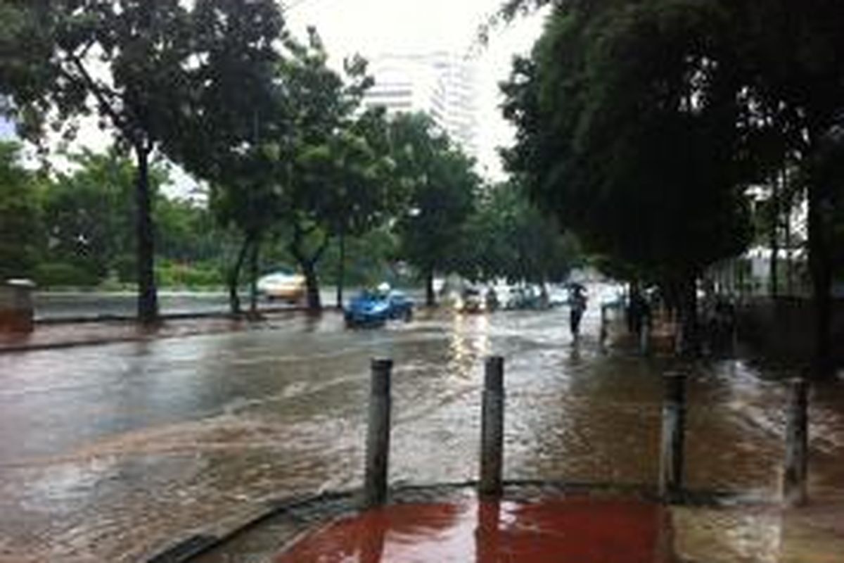 Genangan setinggi 10-20 sentimeter terpantau di depan Universitas Atmajaya, Jakarta Selatan, Senin (9/2/2015).