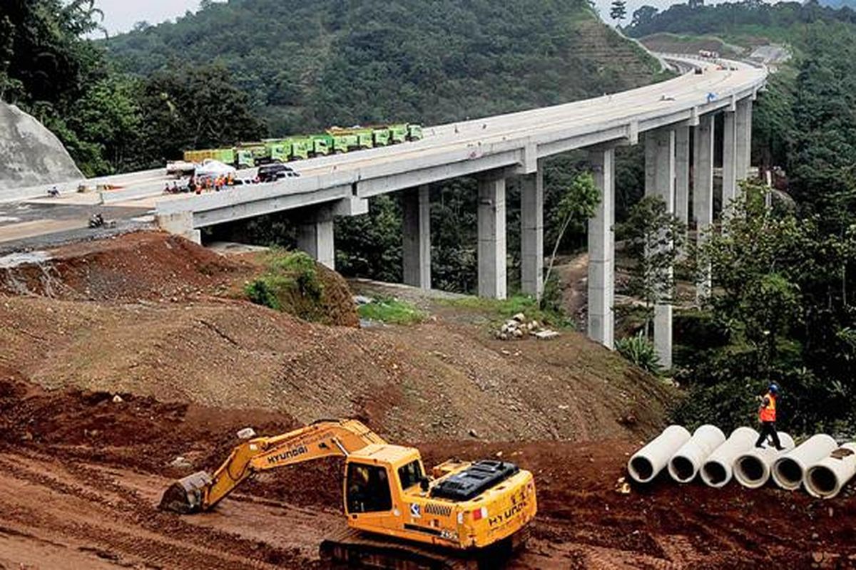 Jalan Tol Bawen-Salatiga-Pembangunan konstruksi jembatan yang melintasi perbukitan dan Sungai Tuntang telah selesai pengerjaannya di Kecamatan Tuntang, Kabupaten Semarang, Jawa Tengah, Kamis (26/12017). Pambangunan jalan tol Bawen-Salatiga sepanjang 17,6 kilometer tersebut telah mencapai 80 persen dan diharapkan dapat beroperasi pada bulan Maret tahun ini.