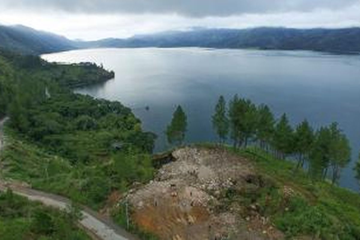 Obyek wisata alam Danau Laut Tawar di Takengon, Aceh Tengah.