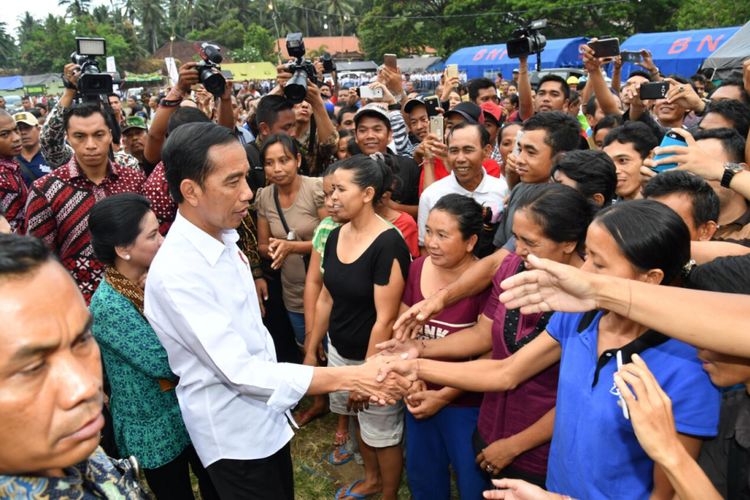 Presiden Joko Widodo menyalami pengungsi erupsi Gunung Agung, Bali, Selasa (26/9/2017).