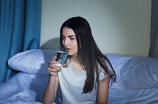 7 Manfaat Minum Air Putih di Malam Hari bagi Kesehatan Tubuh