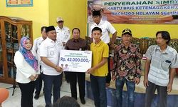 Jalankan Program Seluma Melayani, Bupati Erwin Serahkan Kartu BPJS Ketenagakerjaan kepada 1.200 Nelayan