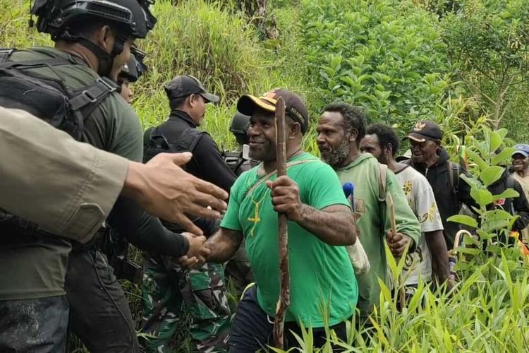 24warga Kiwirok disambut aparat keamanan ketika memasuki kembali Distrik Kiwirok setelah mengungsi ke Distrik Oksibil selama lebih dari 1 tahun, Pegunungan Bintang, Papua Pegunungan, Rabu (30/11/2022)