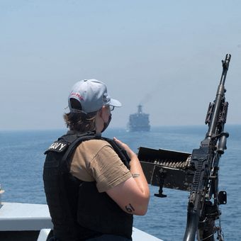 Personel Angkatan Laut Amerika Serikat saat berjaga di kapal USS Monterey (CG 61) yang sedang transit di Selat Hormuz pada 3 Juni 2021.