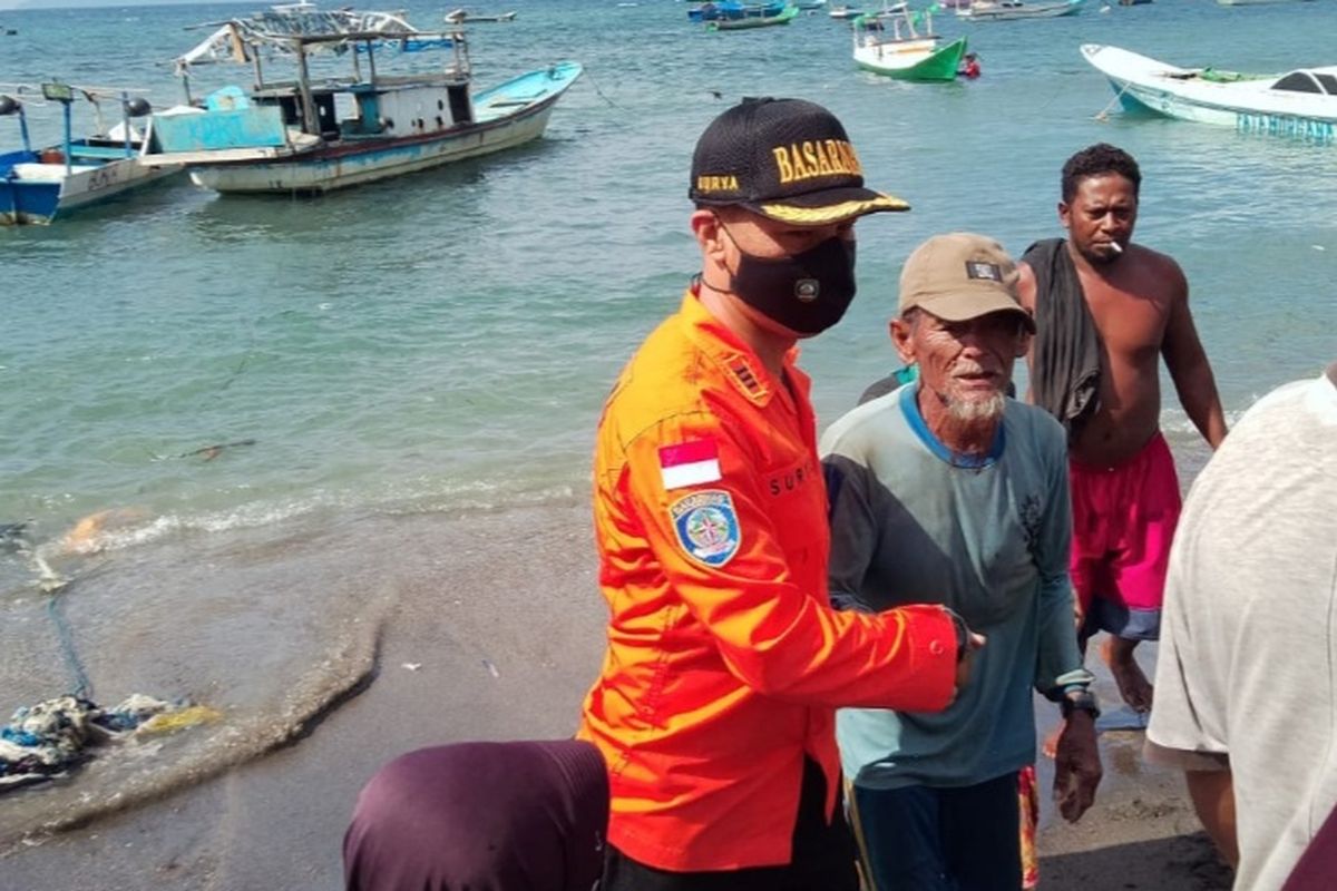 Foto: La Hannung ( 67) mengenakan topi saat dievakuasi tim SAR gabungan, pada Jumat (2/6/2023).