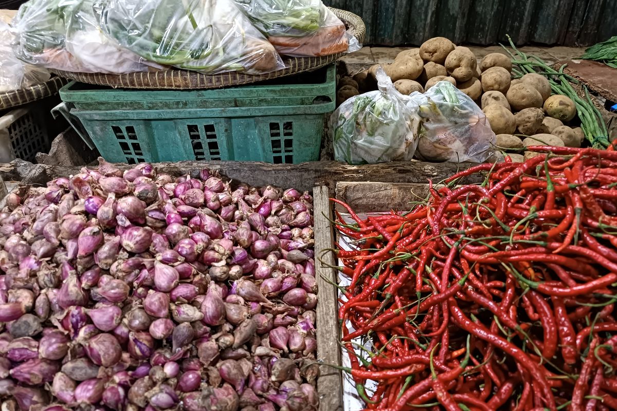 Harga cabai di toko pedagang sayur Dede (28) tembus Rp 70.000 per kilogram. Hal itu diungkapkan Dede saat ditemui Kompas.com di Pasar Jombang, Tangerang Selatan, Jumat (9/12/2022). 