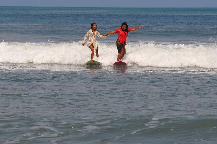 Surfer beraksi dalam Kartini Surfing di pantai Kuta