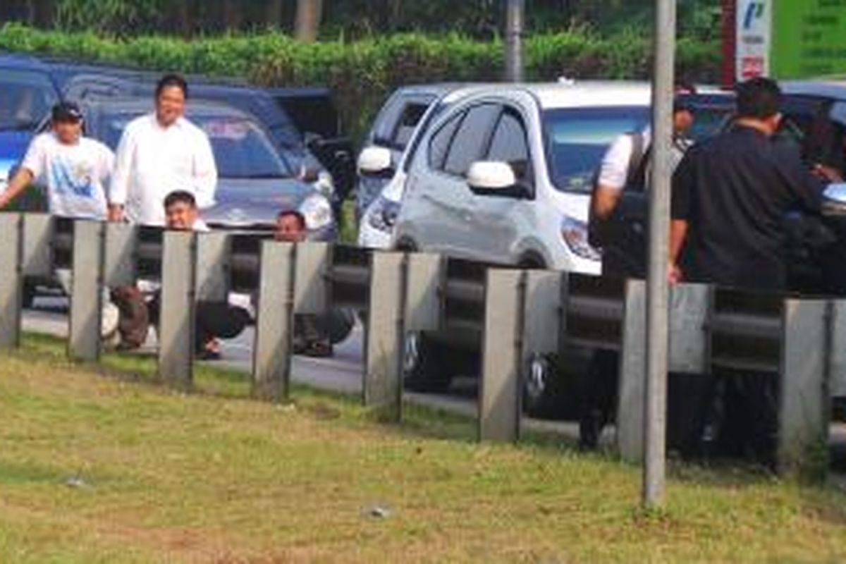 Pengendara mobil yang keluar dari tol Jatiwarna menunggu di luar mobil