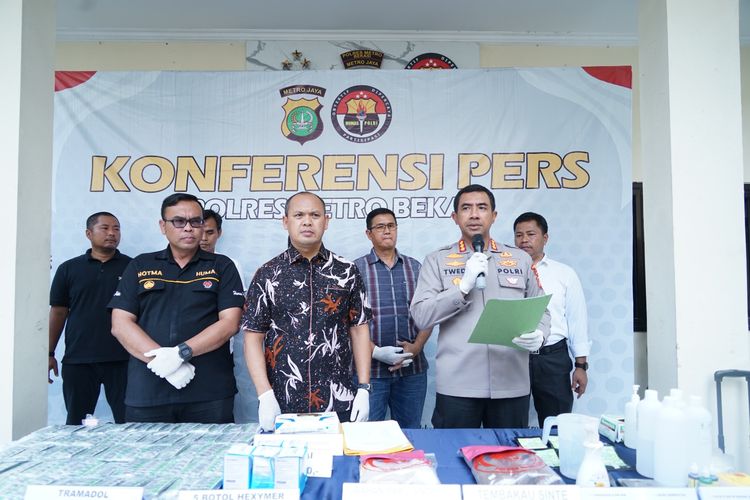 Kapolres Metro Bekasi Kombes Twedi Aditya Bennyahdi (kanan) saat rilis pers kasus peredaran narkoba berjenis tembakau sintetis di Mapolres Bekasi, Jumat (24/3/2023).