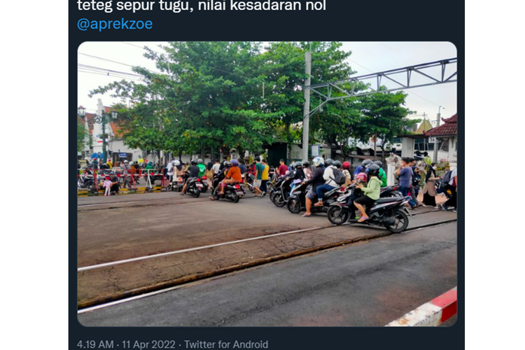 Tangkapan layar foto yang memperlihatkan sejumlah pengendara sepeda motor menyebrangi perlintasan kereta api (Teteg) di Malioboro, Kota Yogyakarta tanpa dituntun.