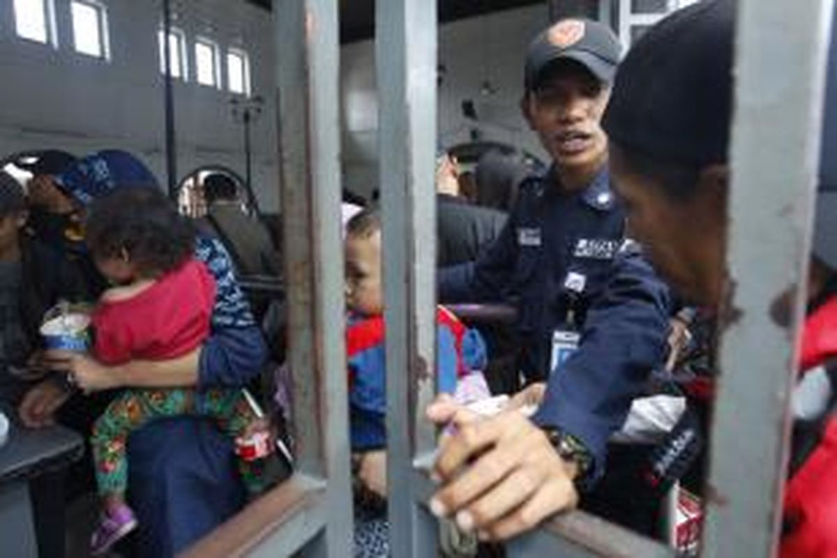 Petugas mengatur antrean para calon penumpang di Stasiun Pasar Senen, Jakarta, Senin (13/7/2015). PT KAI mempersiapkan sekitar 370 rangkaian kereta untuk mengakomodasi 96.000 pemudik tiap harinya selama arus mudik Lebaran Idul Fitri tahun ini.