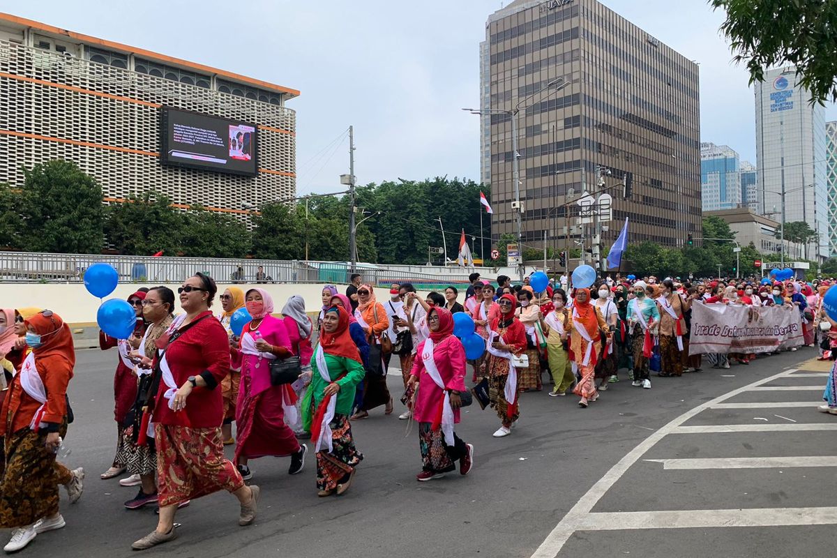 Kemeriahan Parade Budaya Nusantara yang diselenggarakan di car free day dari Sarinah menuju Bundaran HI, Minggu (6/11/2022).