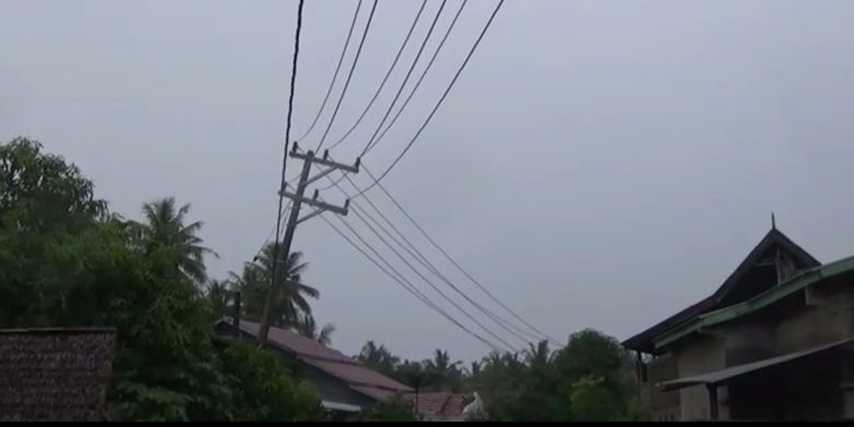 Penampakan tiang listrik yang miring di lokasi banjir di Polewali Mandar yang membuat warga panik, pasalnya daerah itu sedang dilanda banjir. 