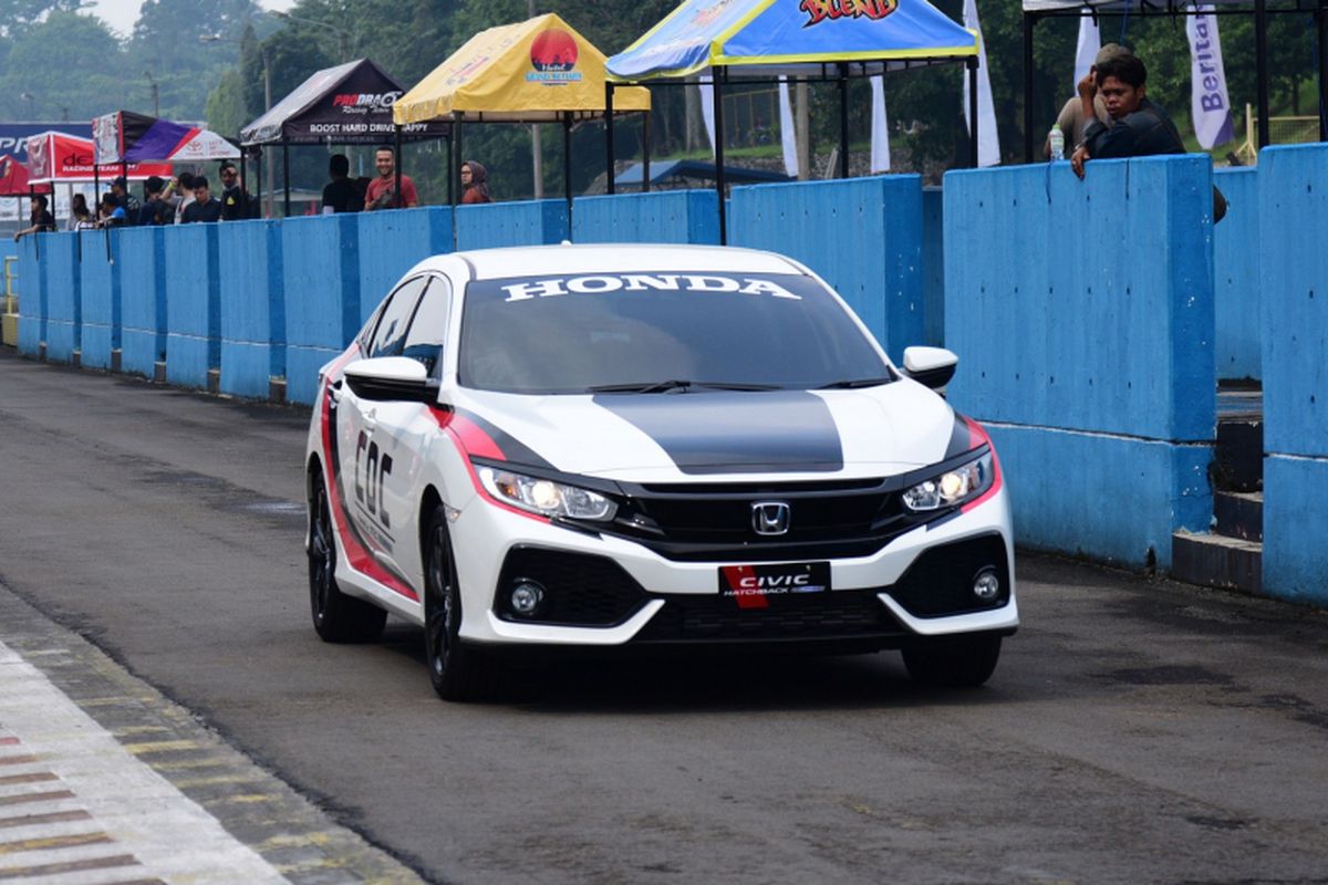 Honda Civic Turbo menjadi Clerk of The Course (COC) di Sirkuit Internasional Sentul.