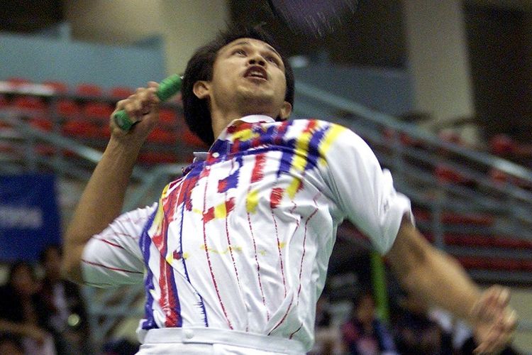 Pebulu tangkis ganda Indonesia Rexy Mainaky melakukan smes pada pertandingan bulu tangkis beregu putra pada Asian Games Ke-13 di Bangkok.
