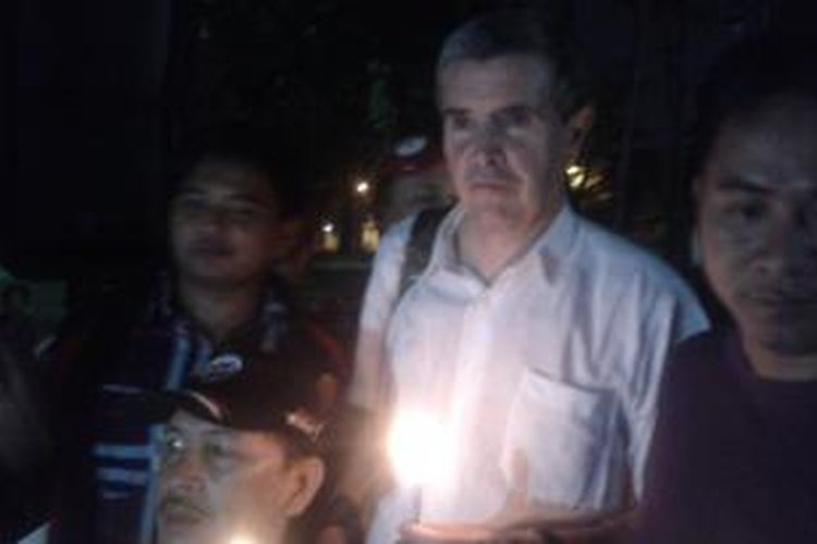 Jurnalis investigasi asal Amerika Serikat Allan Nairn, saat menghadiri acara solidaritas 1000 Lilin dari Relawan Jokowi-JK untuk Rakyat Palestina, di Tugu Proklamasi, Jumat (11/7/2014).