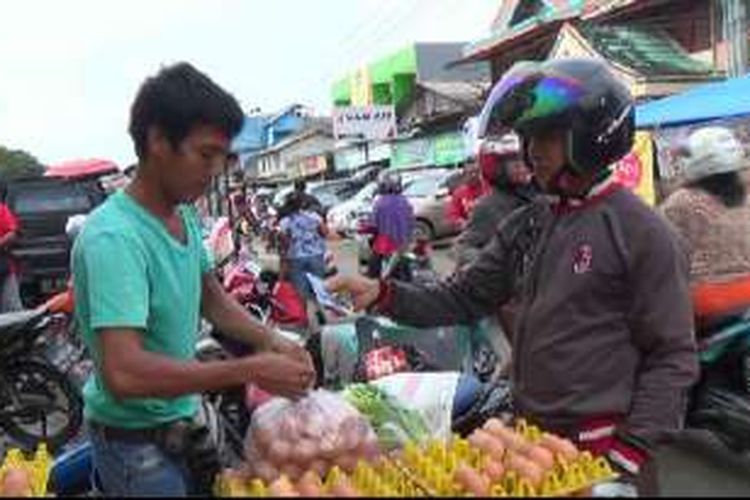 Pedagang telur di Pasar Pagi Pangkalpinang saat melayani pembeli