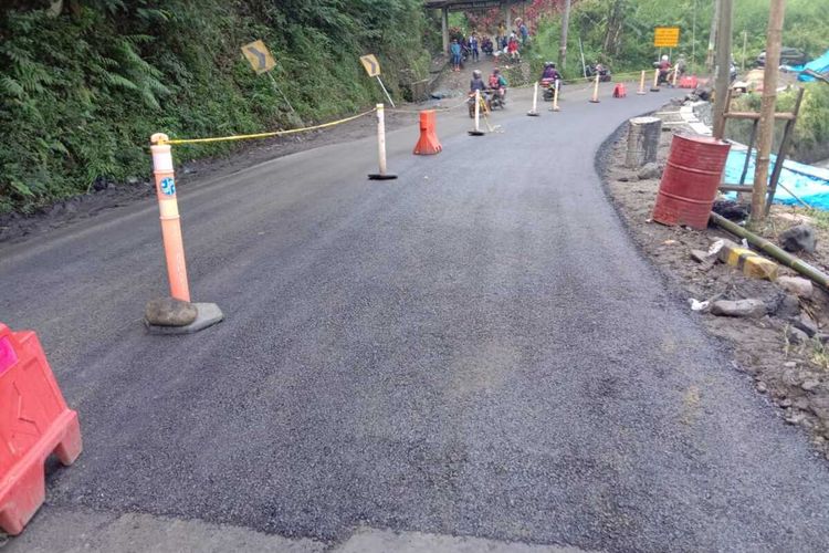 Kondisi ruas jalan akses utama Malang-Kediri di Pujon, Kabupaten Malang yang putus usai diperbaiki, Sabtu (13/3/2021).