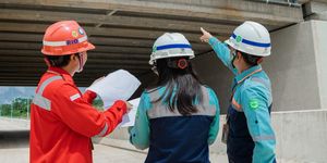 Ilustrasi pegawai WIKA tengah memeriksa infrastruktur jalan.