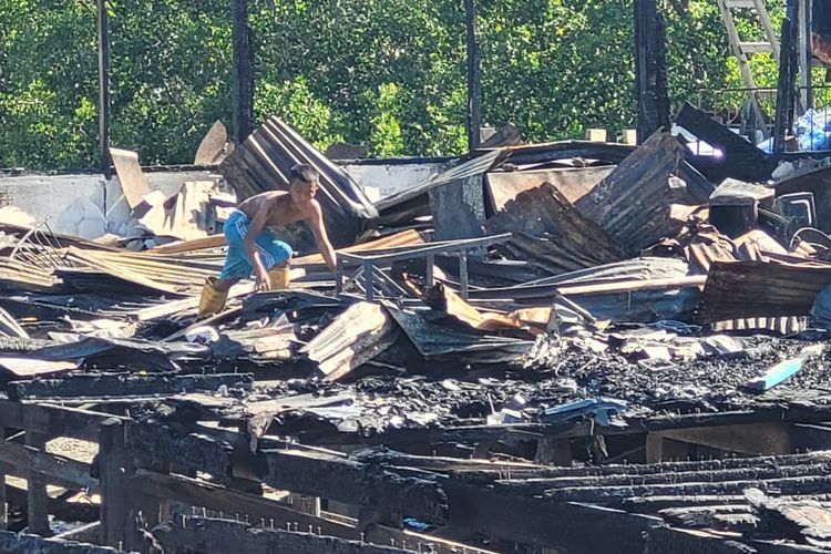 Salah satu anak korban kebakaran di Pulau Sebatik, Nunukan, Kaltara, sedang mengais puing bekas kebakaran berharap menemukan benda berharga di reruntuhan rumahnya