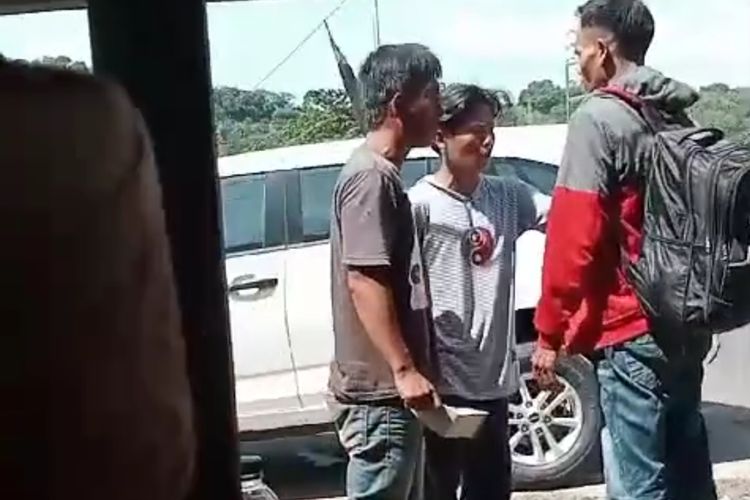 Seorang calon penumpang bus di Pelabuhan Merak, Banten, diintimidasi dan diancam oleh dua calo karena menolak membeli tiket yang harganya dinaikan tiga kali lipat.