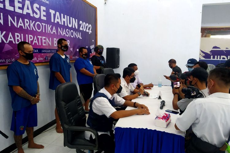 BNN Kabupaten Blitar memberikan penjelasan pada konferensi pers pengungkapan jaringan Madiun dalam peredaran sabu di Blitar dan Tulungagung, Kamis (13/1/2022)