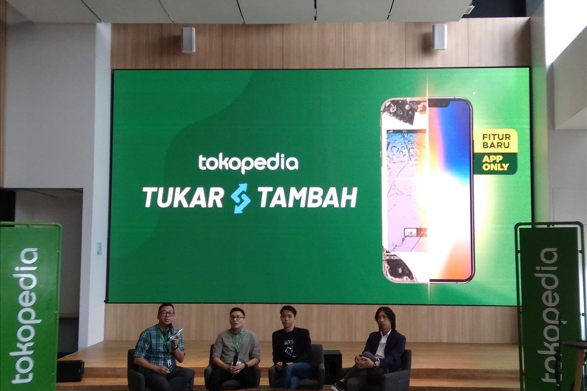 VP Digital Marketing Erajaya Swasembada Eric Lee (paling kanan) dalam kerjasamanya dengan Tokopedia dan Laku6 di fitur Tokopedia Tukar Tambah di Jakarta, Kamis (18/7/2019).