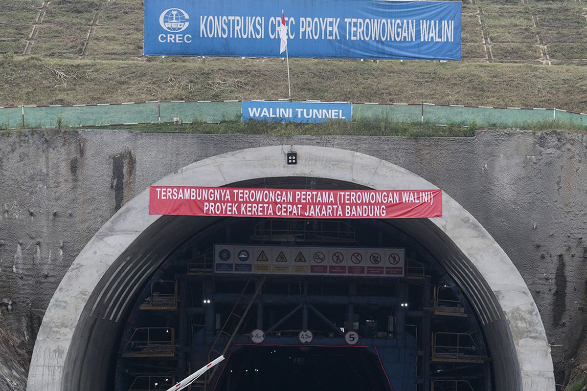 Suasana Tunnel Walini saat pengerjaan proyek Kereta Cepat Jakarta-Bandung di Kabupaten Bandung Barat, Jawa Barat, Selasa (14/5/2019). Pembangunan Proyek Kereta Cepat Jakarta - Bandung (KCJB) mencapai babak baru setelah Tunnel Walini di Jawa Barat berhasil ditembus yang pengerjaannya dilaksanakan selama 15 bulan, dengan panjang 608 meter menjadi tunnel pertama dari 13 tunnel KCJB lainnya yang berhasil ditembus.