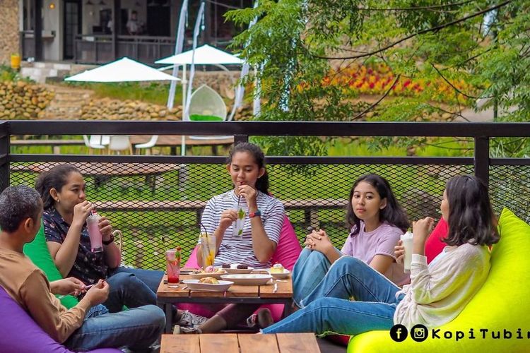 Tempat wisata bernama Kopi Tubing di Kabupaten Bogor yang memungkinkan wisatawan untuk melakukan kegiatan river tubing (dok. Instagram Kopi Tubing).