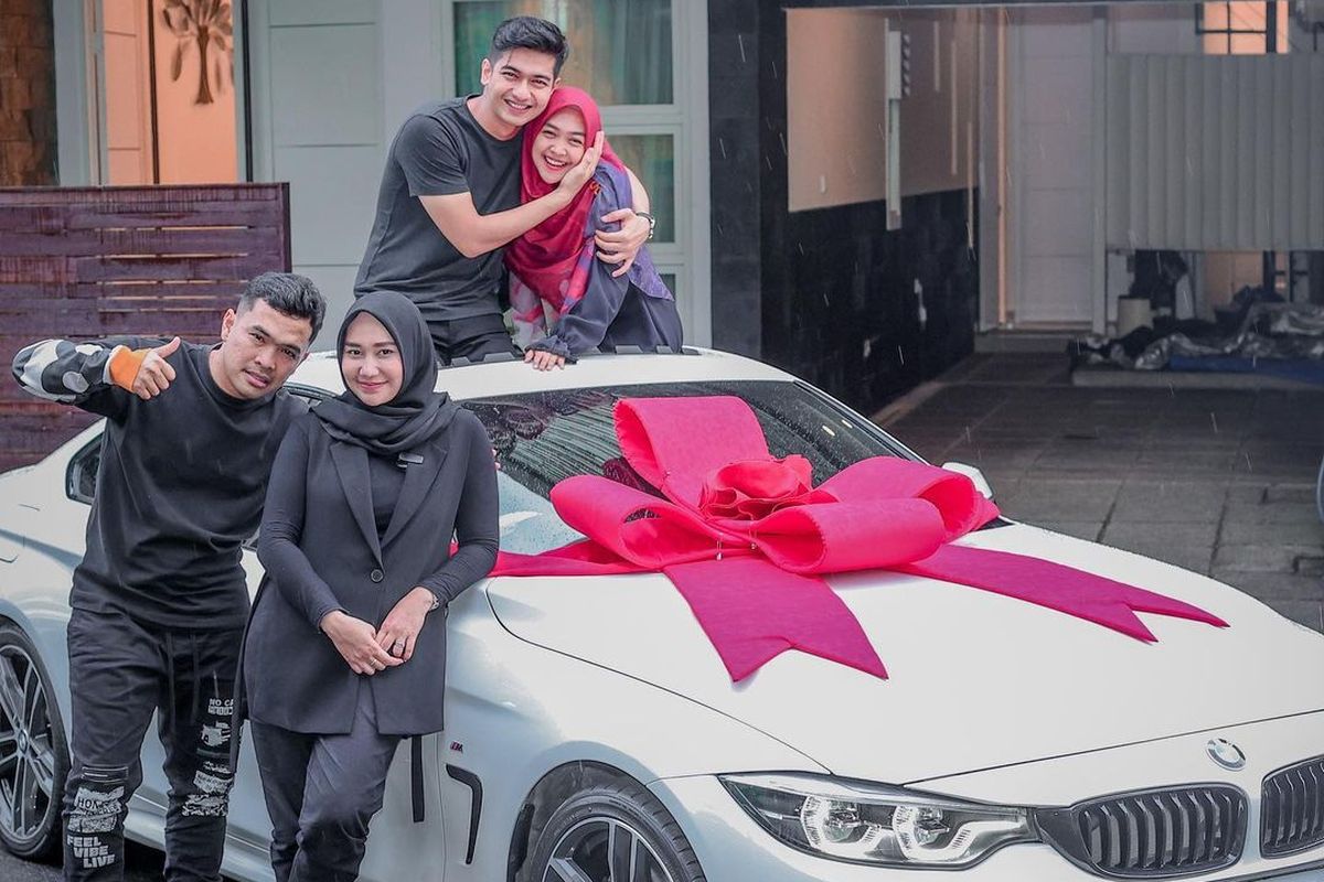 YouTuber Ria Ricis dan Teuku Ryan dapat hadiah mobil mewah dari bos PS Store, Putra Siregar.