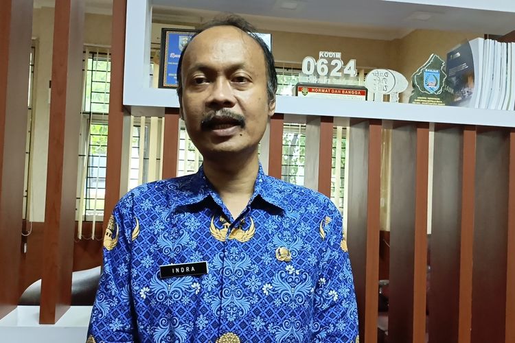 Kepala Dinas Sosial (Dinsos) Kabupaten Bandung Indra Respati saat memberikan klarifikasi di Kantor Dinsos di Komplek Pemda Kabupaten Bandung, Soreang pada Senin (4/12/2023)
