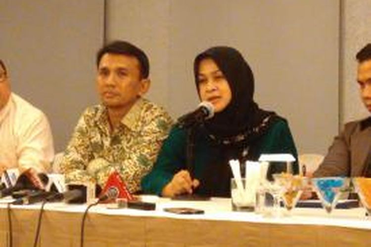 Gubernur Sumatera Utara Gatot Pujo Nugroho dan istrinya, Evi Susanti mengklarifikasi dugaan keterlibatan mereka dalam kasus suap hakim dan panitera PTUN Medan, Selasa (28/7/2015) dini hari. 