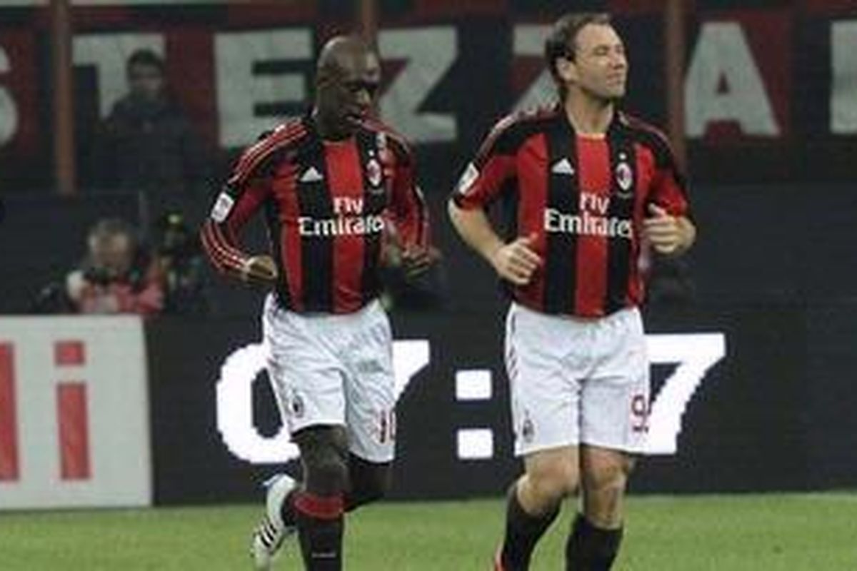 Dua pemain AC Milan, Antonio Cassano (kanan) dan Clarence Seedorf.