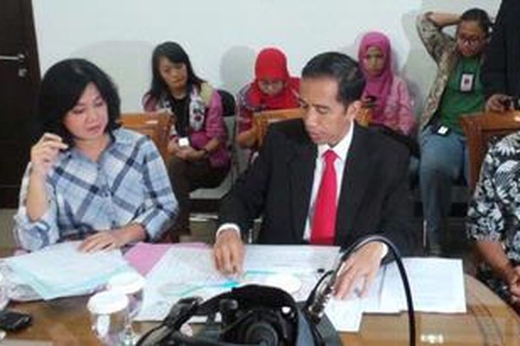 Gubernur DKI Jakarta Joko Widodo (tengah) bersama komisioner Komnas HAM Siane Indriyani (kiri) saat berdiskusi tentang nasib warga bantaran Waduk Pluit, Jakarta Utara, Jumat (17/5/2013).