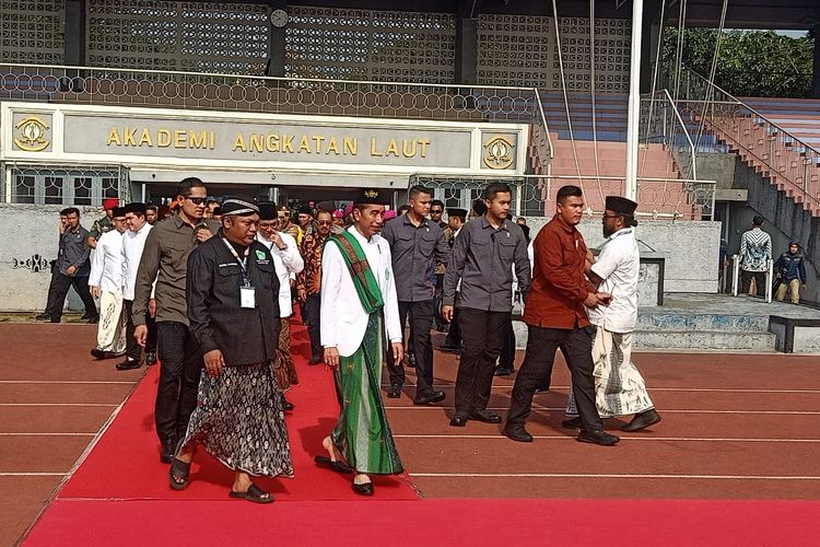 Jokowi saat berada di Lapangan Jala Krida Mandala, Surabaya,