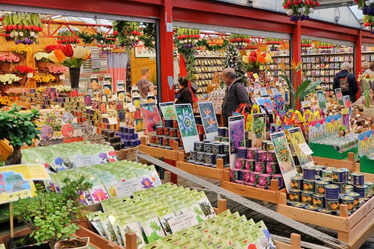 Bloemenmark alias floating flower market ini terdiri deretan toko-toko bunga yang dibangun di pinggir kanal Singel, salah satu kanal terkenal di jantung kota Amsterdam, Belanda.