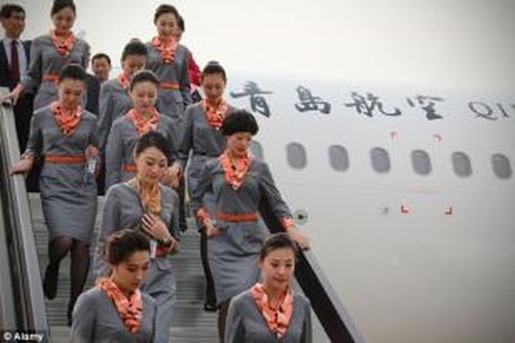 Para pramugari maskapai penerbangan Qingdao Airlines.