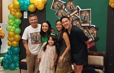 Artis Gading Marten, Gisella Anastasia, penyanyi Yura Yunita dan Donne Maula saat konferensi pers debut Gempita Nora Marten sebagai penyanyi dengan merilis lagu Ajaib di daerah Senayan, Jakarta Pusat, Rabu (13/11/2024).
