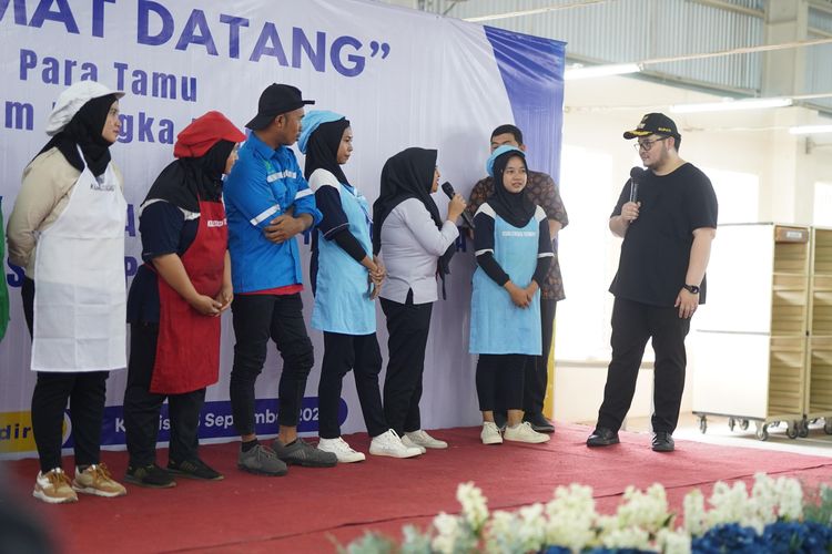 upati Kediri Hanindhito Himawan Pramana melakukan kunjungan kali keduanya ke pabrik sigaret kretek tangan (SKT) PT Karyadibya Mahardhika sekaligus menyalurkan BLT DBHCHT, Kecamatan Pare, Kamis (5/9/2024).
