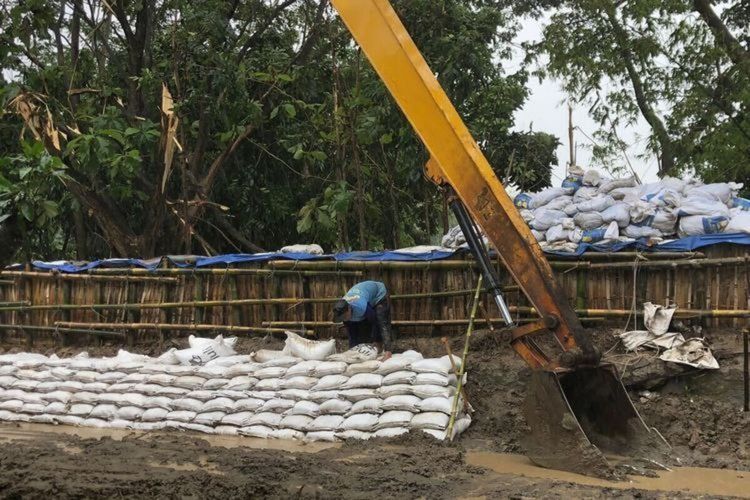 Pembangunan tanggul darurat di Perumahan Dinar Indah, Kota Semarang, Jawa Tengah pada Selasa, (28/2/2023). 