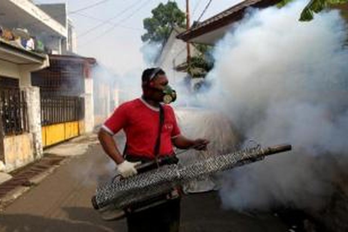 Petugas melakukan pengasapan pencegahan penyakit demam berdarah dengue atau DBD di Radio Dalam, Jakarta Selatan.